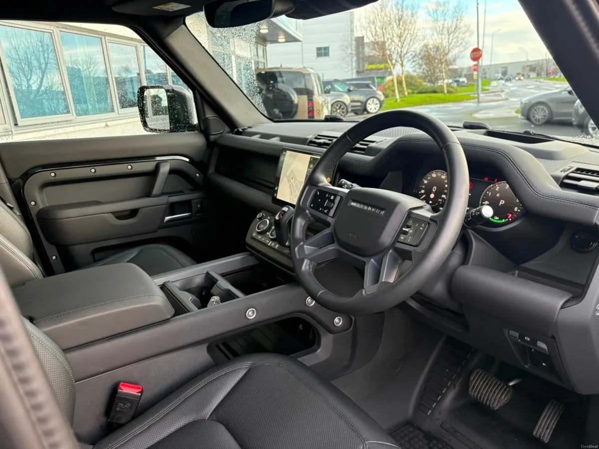 Land Rover Defender X Dynamic SE / P300 / ++ High - Image 3