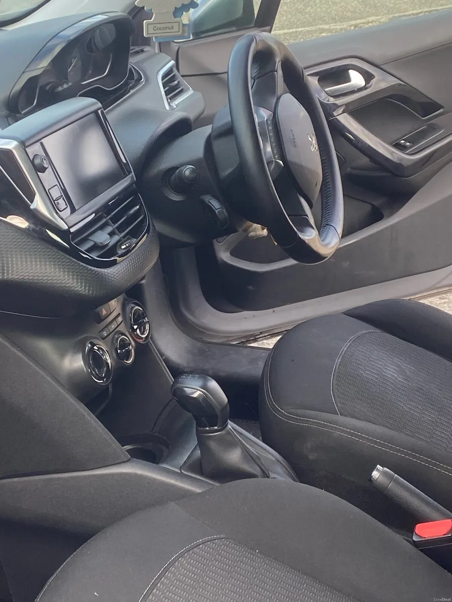 PEUGEOT 208 Active 1,2 petrol - Image 6
