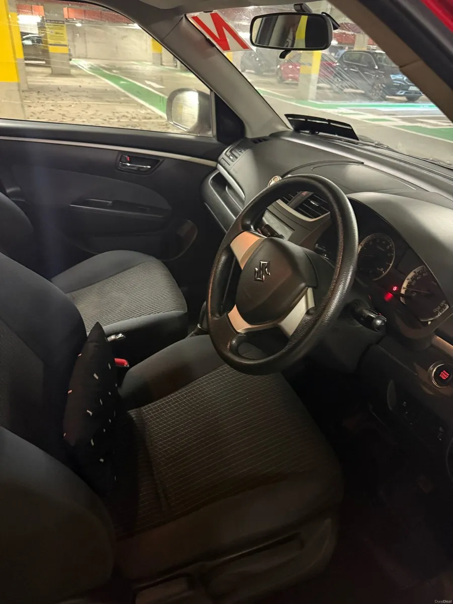 Suzuki Swift. Automatic. Reverse camera, CarPlay - Image 3