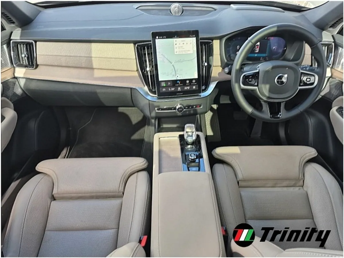 Volvo XC90 ** ULTRA  BRIGHT **  HUGE SPEC ** TRINI - Image 2