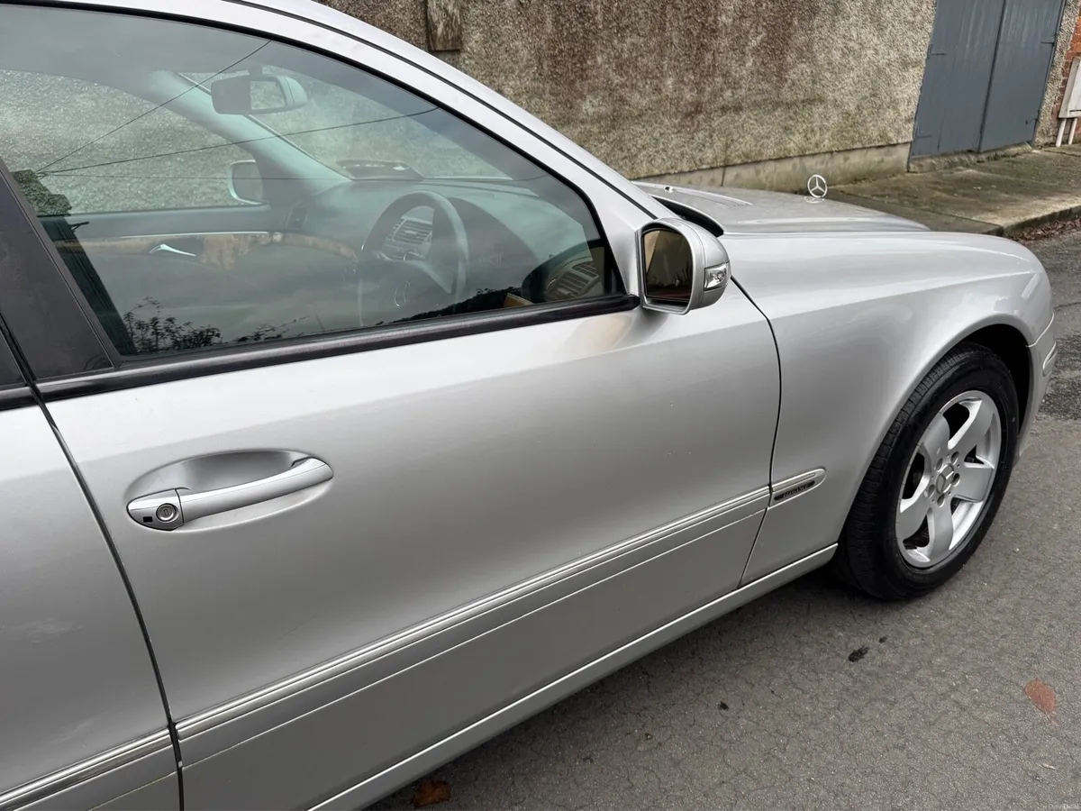 06 Mercedes E-Class E200 - Excellent Condition - Image 4