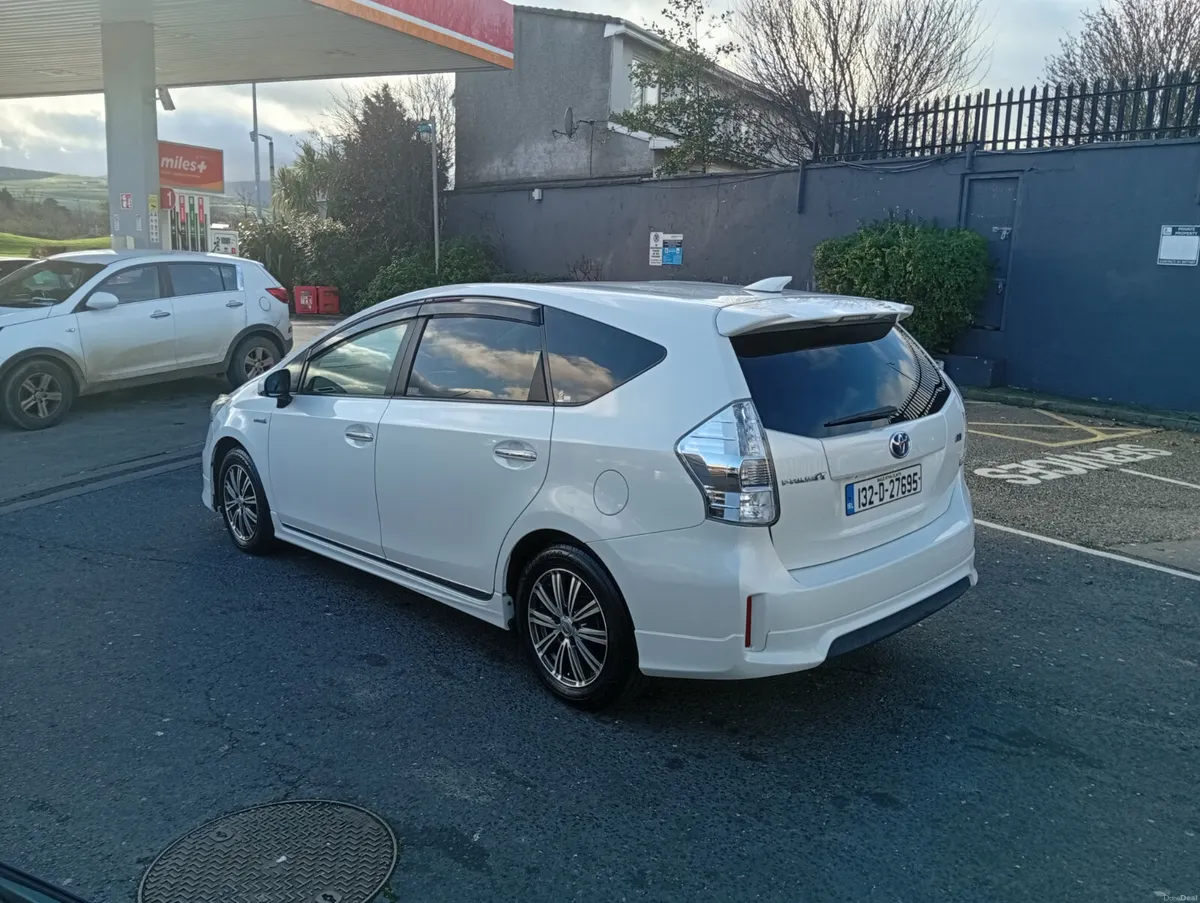 Toyota Prius g spec 7 seater leather - Image 4