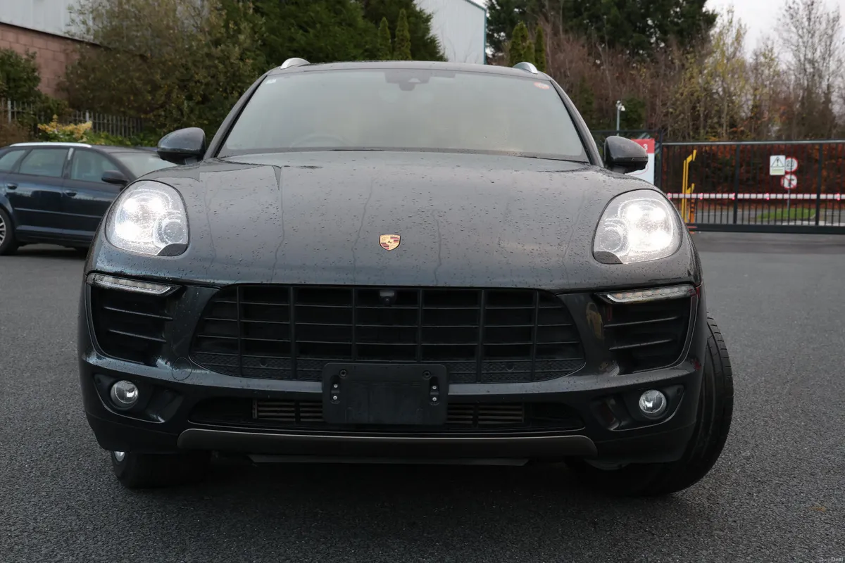 PORSCHE MACAN BLACK 2018 - Image 1