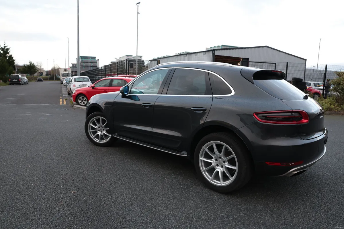 PORSCHE MACAN BLACK 2018 - Image 3