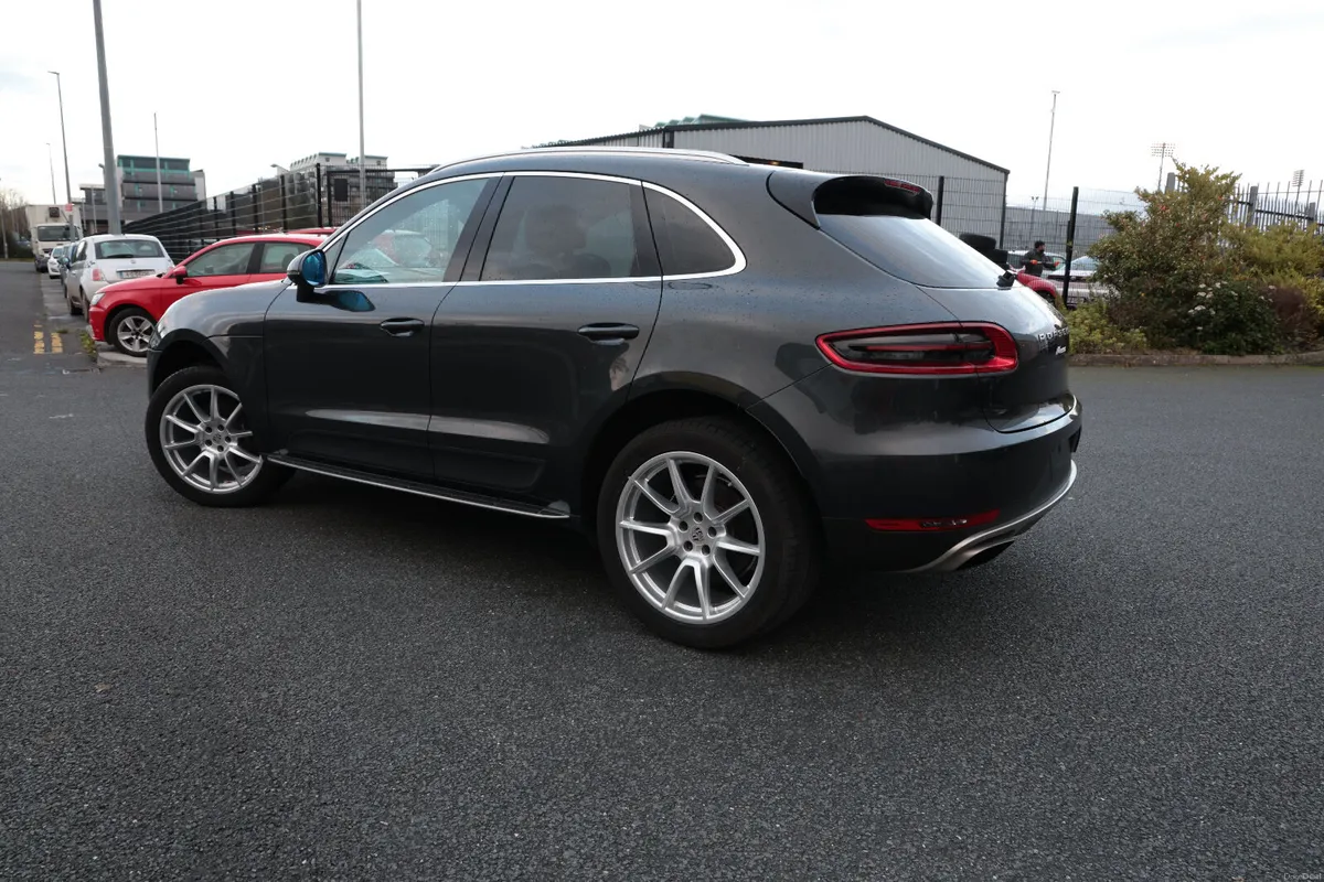 PORSCHE MACAN BLACK 2018 - Image 4