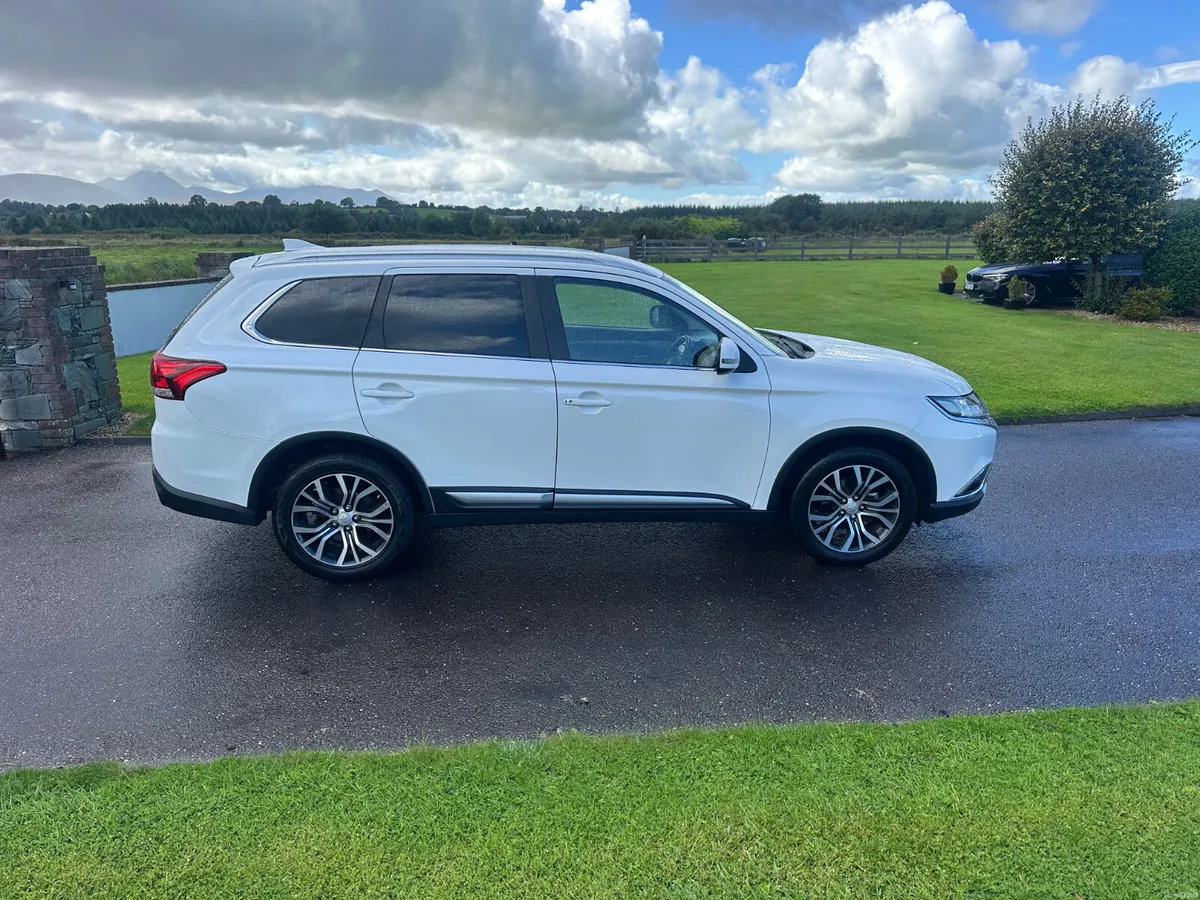 Mitsubishi Outlander 4 WD 7 Seater - Image 6