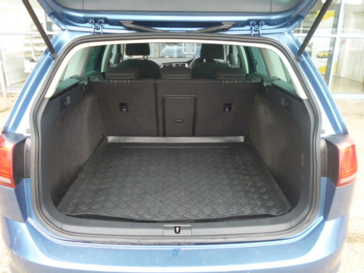 VW Golf Estate 1.6 TDI 110HP BMT Lounge 2016 - Image 2