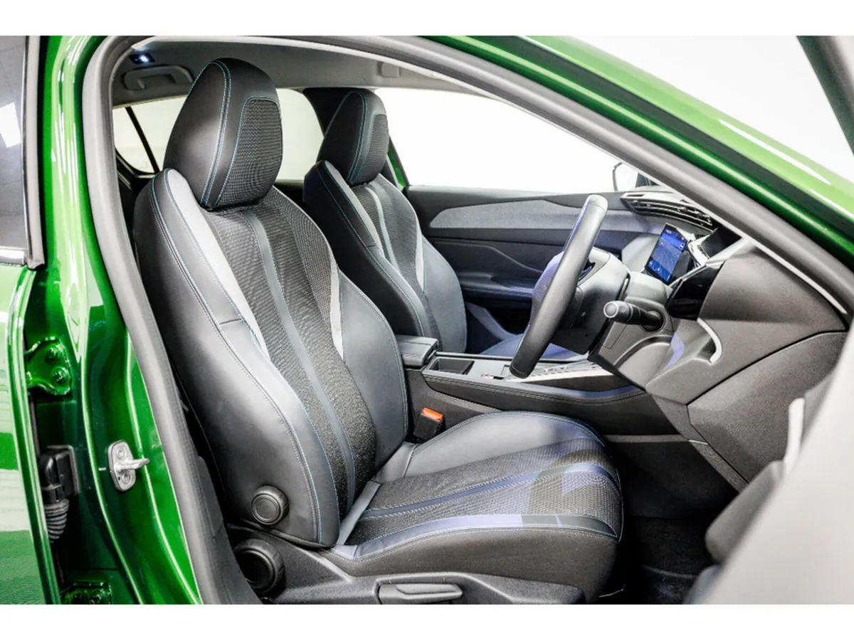 Peugeot 308 E-Allure 54kWh Auto 156HP - Image 3