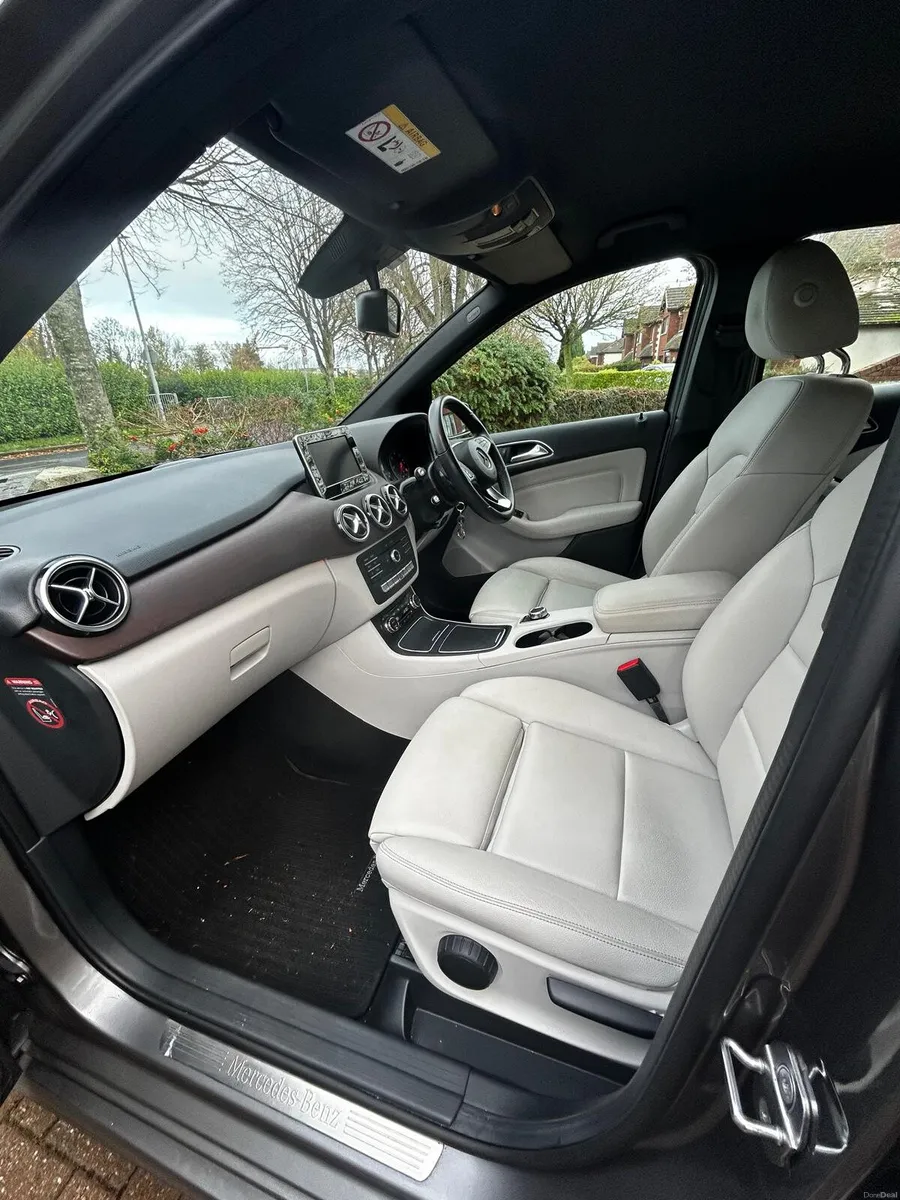 181 Mercedes-Benz B200 . 2.1 Automatic. LOW KILOME - Image 4
