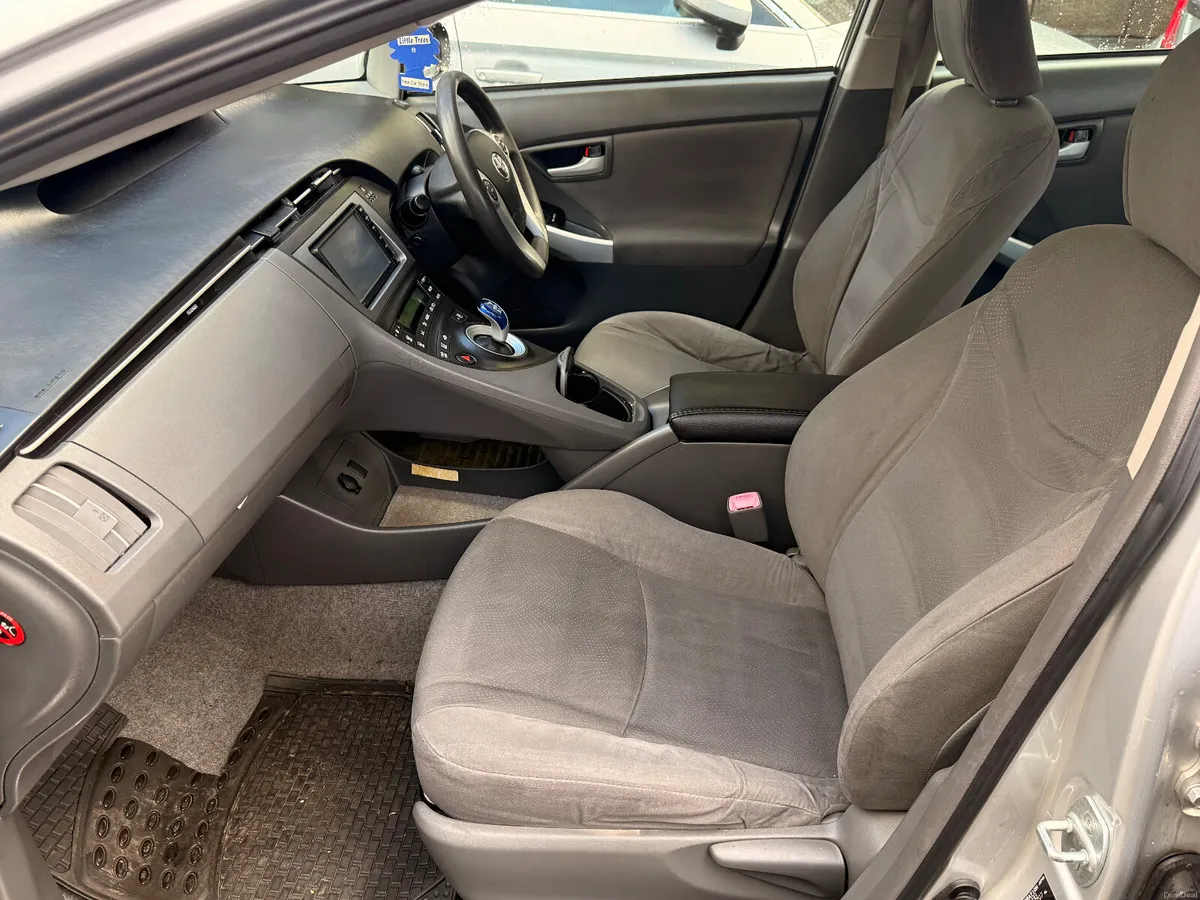 Toyota Prius 2011 comes with FRESH NCT - Image 4