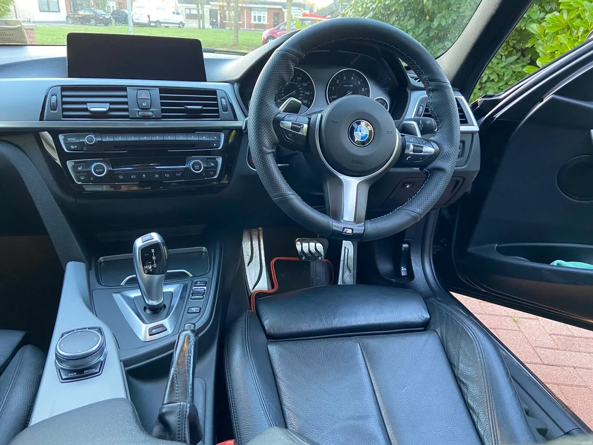 BMW 330e  - Shadow edition - NCT October 2027 - Image 4