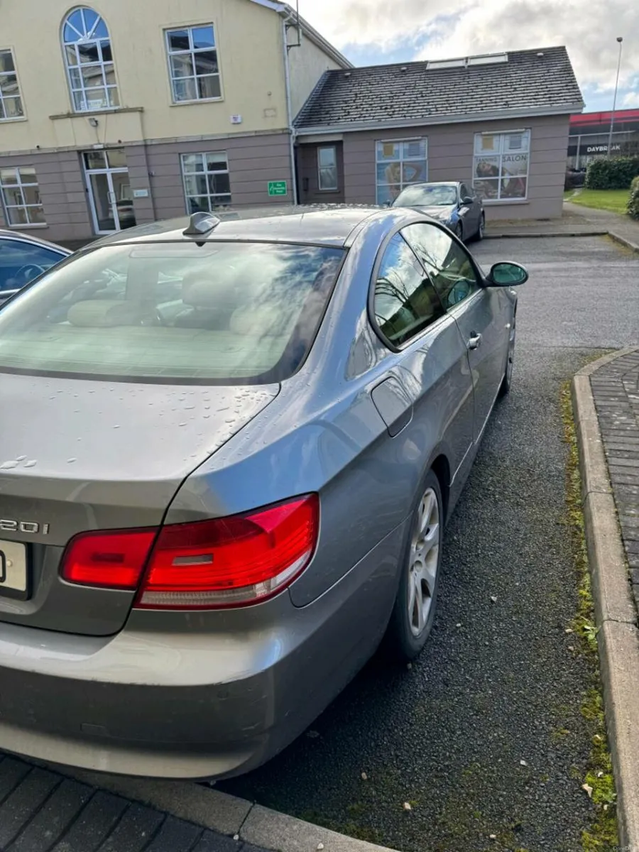 Bmw 320i 2009 coupe priced to sell - Image 3