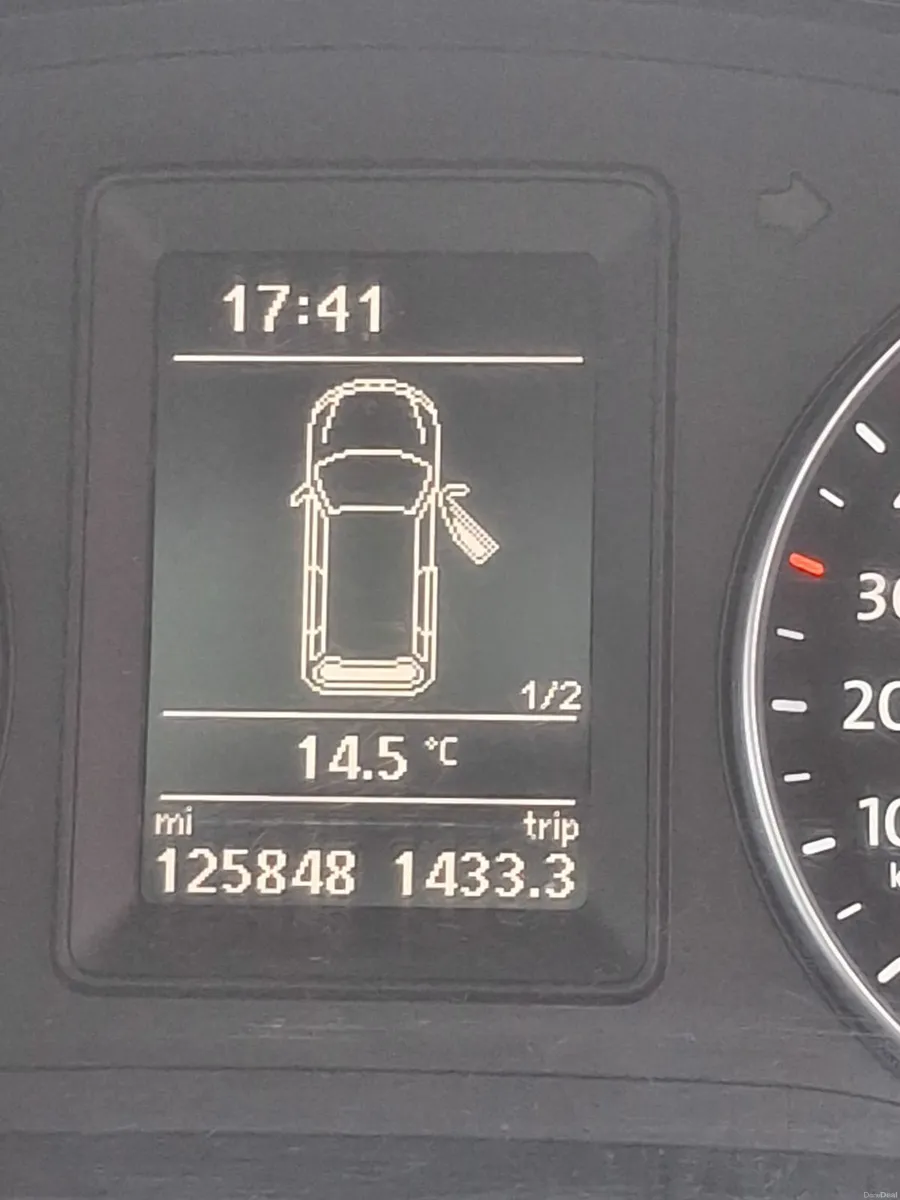 Volkswagen Touran 2015 - Image 2