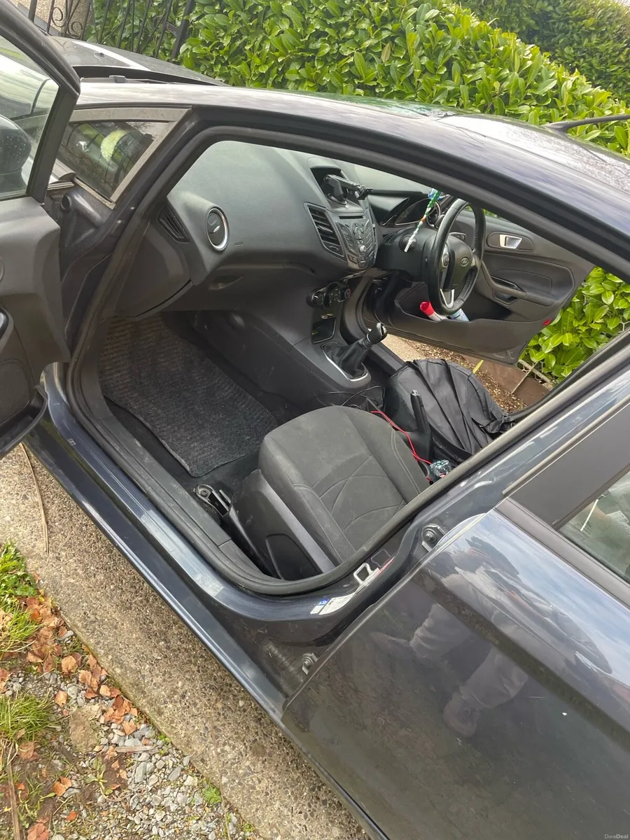 Ford Fiesta ( low km - Image 4