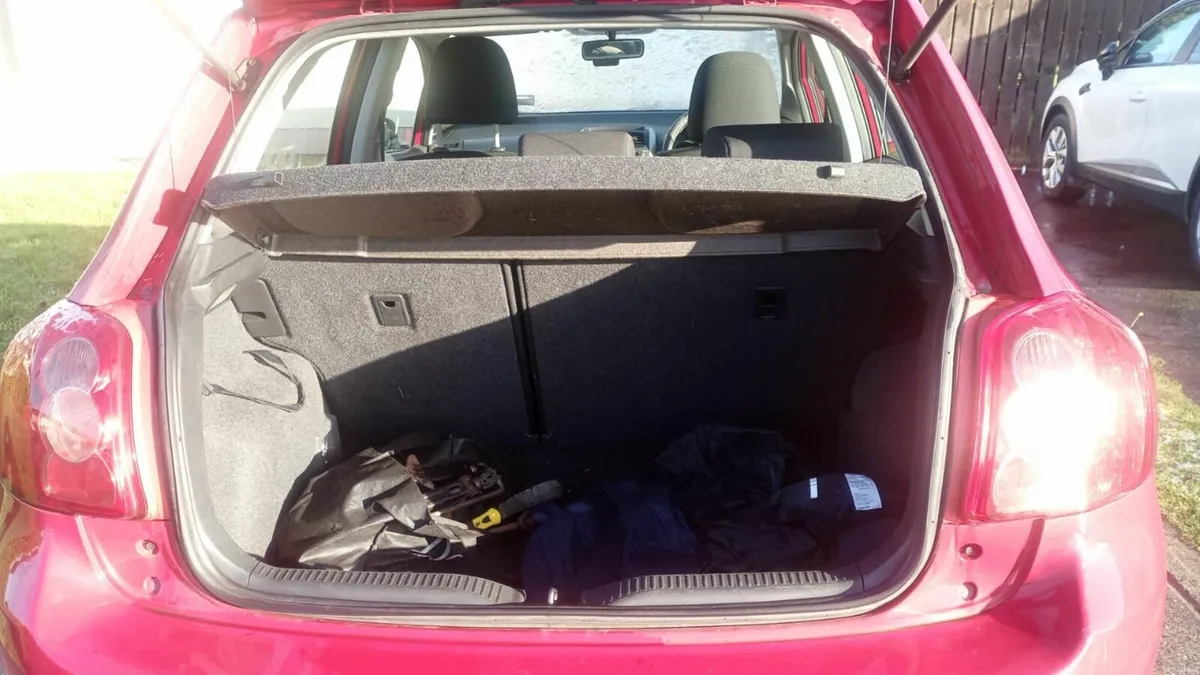 Toyota Auris 2007 - Image 2