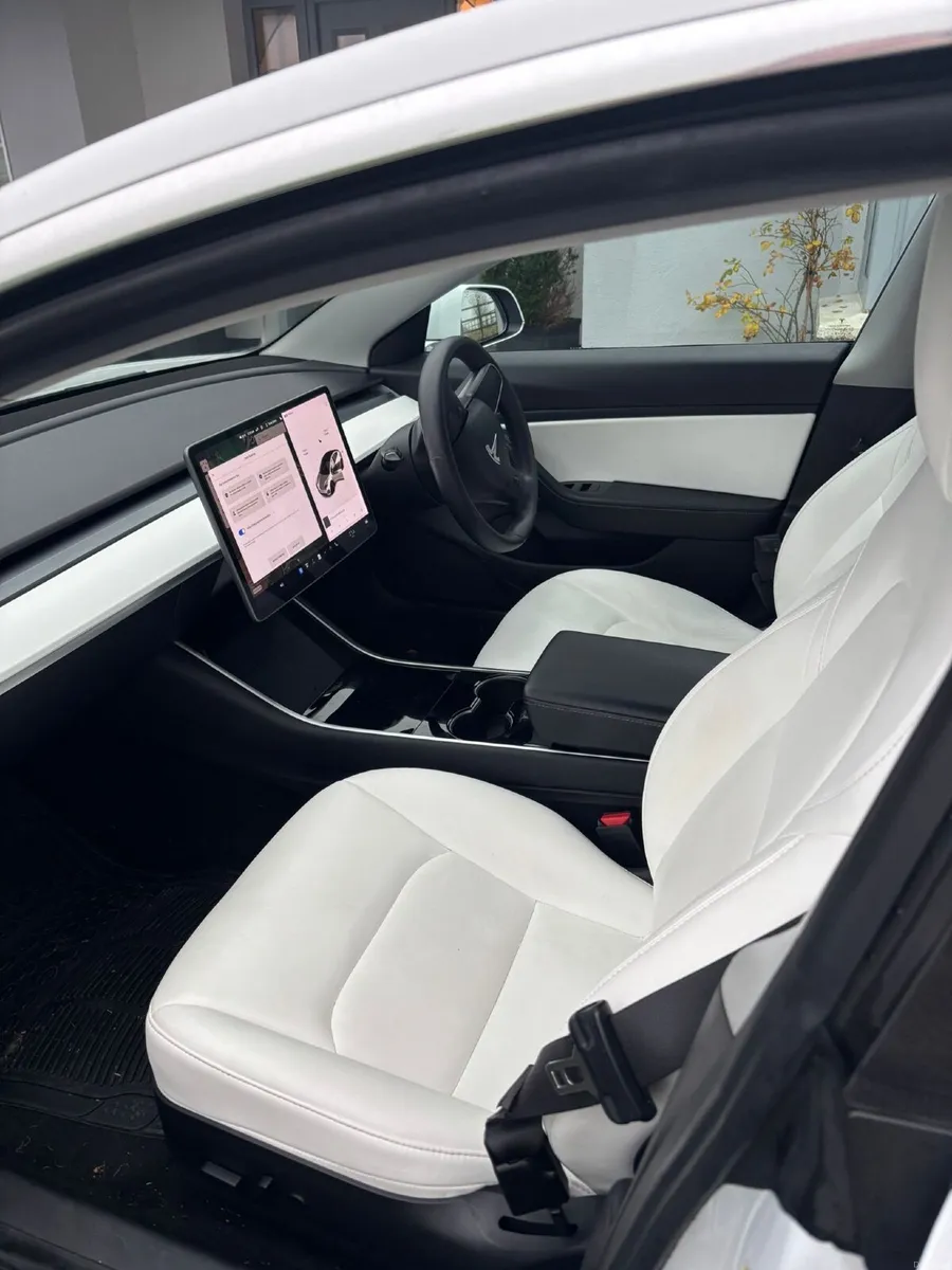 Tesla Model 3 2020 - Image 2