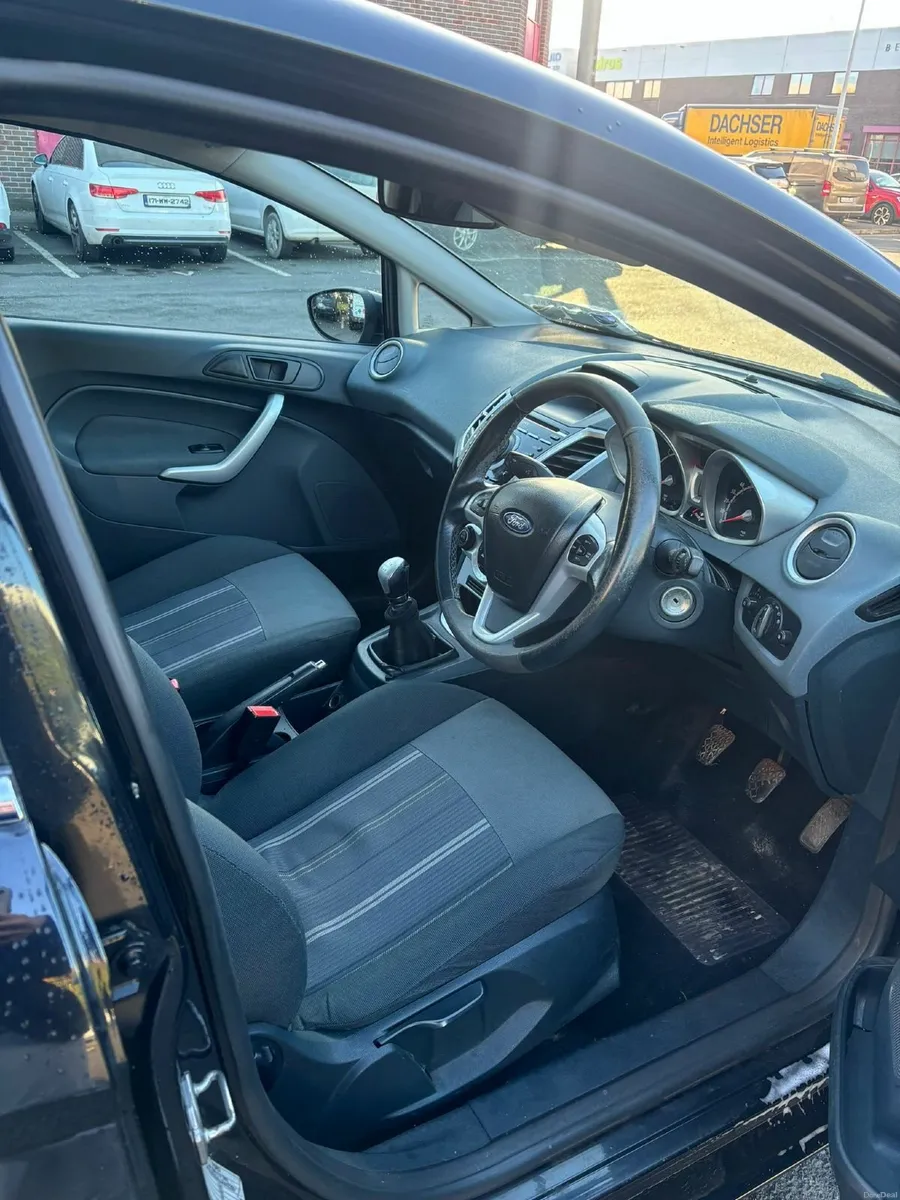Ford Fiesta 2010 - Image 2