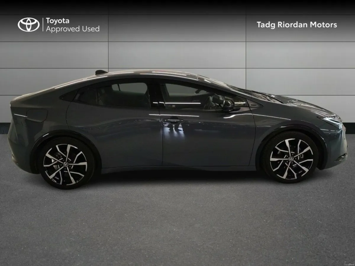 Toyota Prius PLUG-IN HYBRID - Image 3