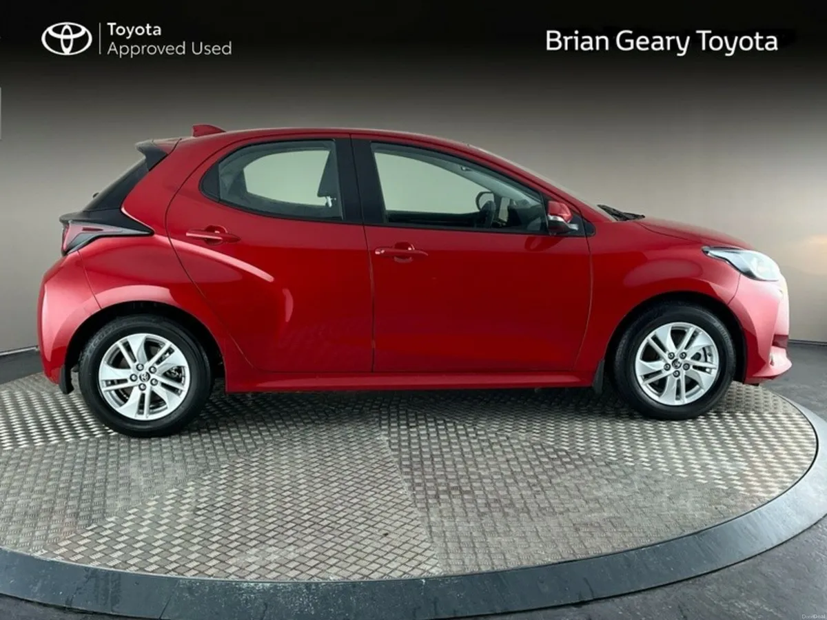 Toyota Yaris HYBRID LUNA - Image 3