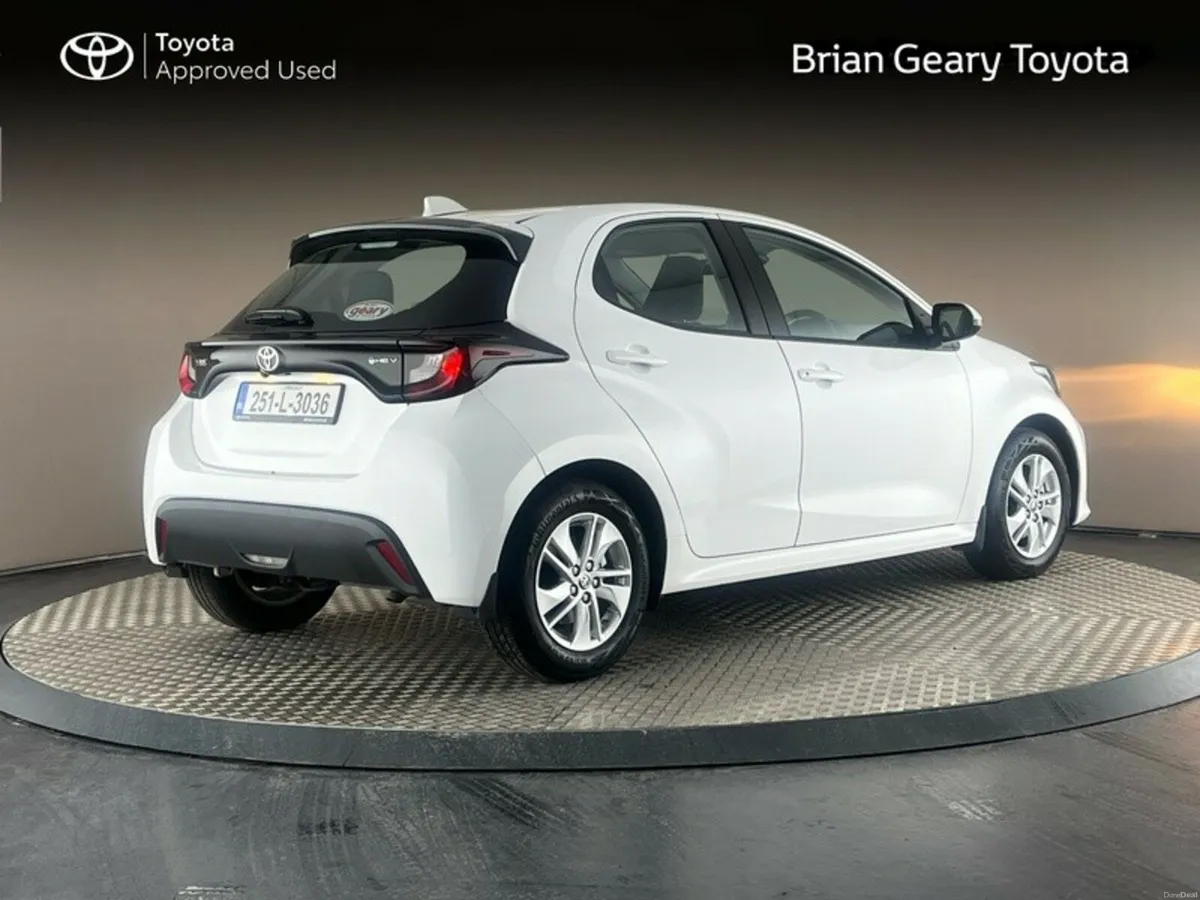Toyota Yaris HYBRID LUNA - Image 2