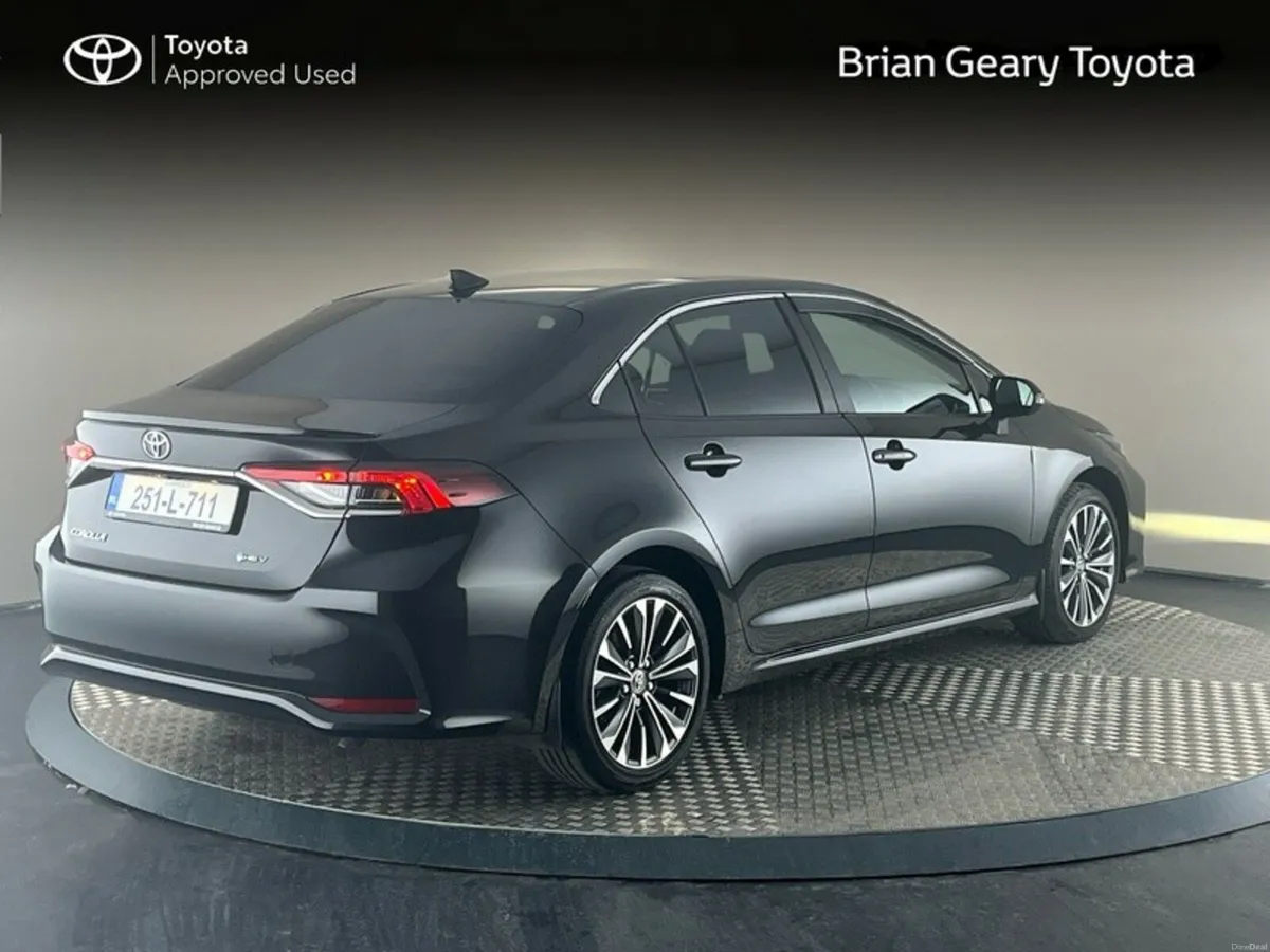 Toyota Corolla HYBRID LUNA SPORT SALOON - Image 2