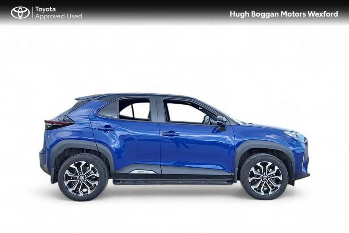 Toyota Yaris Cross SPORT BI-TONE SIDE STEPS - Image 3