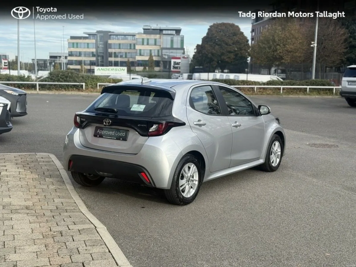 Toyota Yaris HYBRID 115 Luna - Image 2