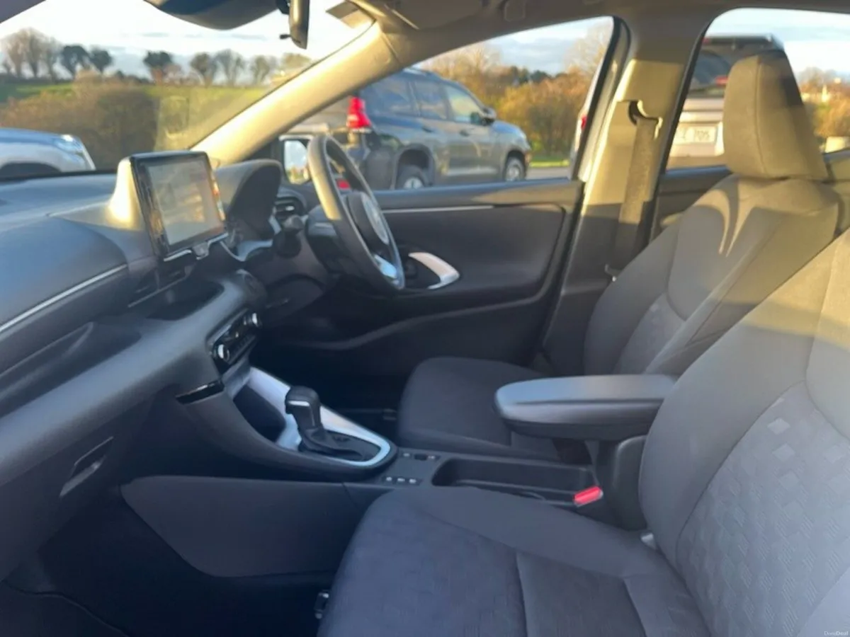 Toyota Yaris YARIS HYBRID 1.5 LUNA - Image 6