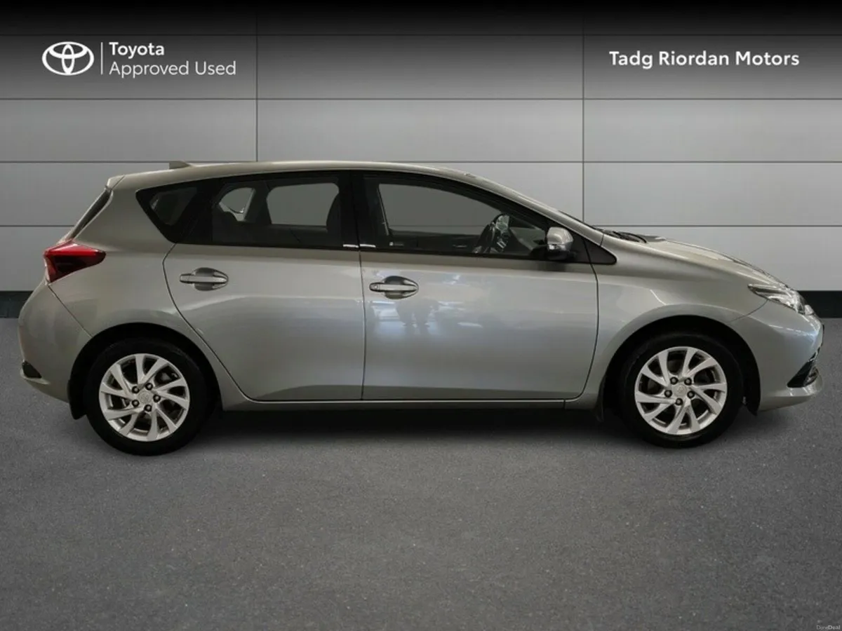 Toyota Auris 1.4 D4D AURA 5DR - Image 3
