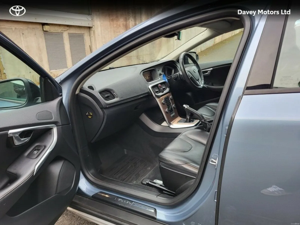 Volvo V40 2.0 D2 CROSSCOUNTY NAV+ 5DR A 40 SERIES - Image 6