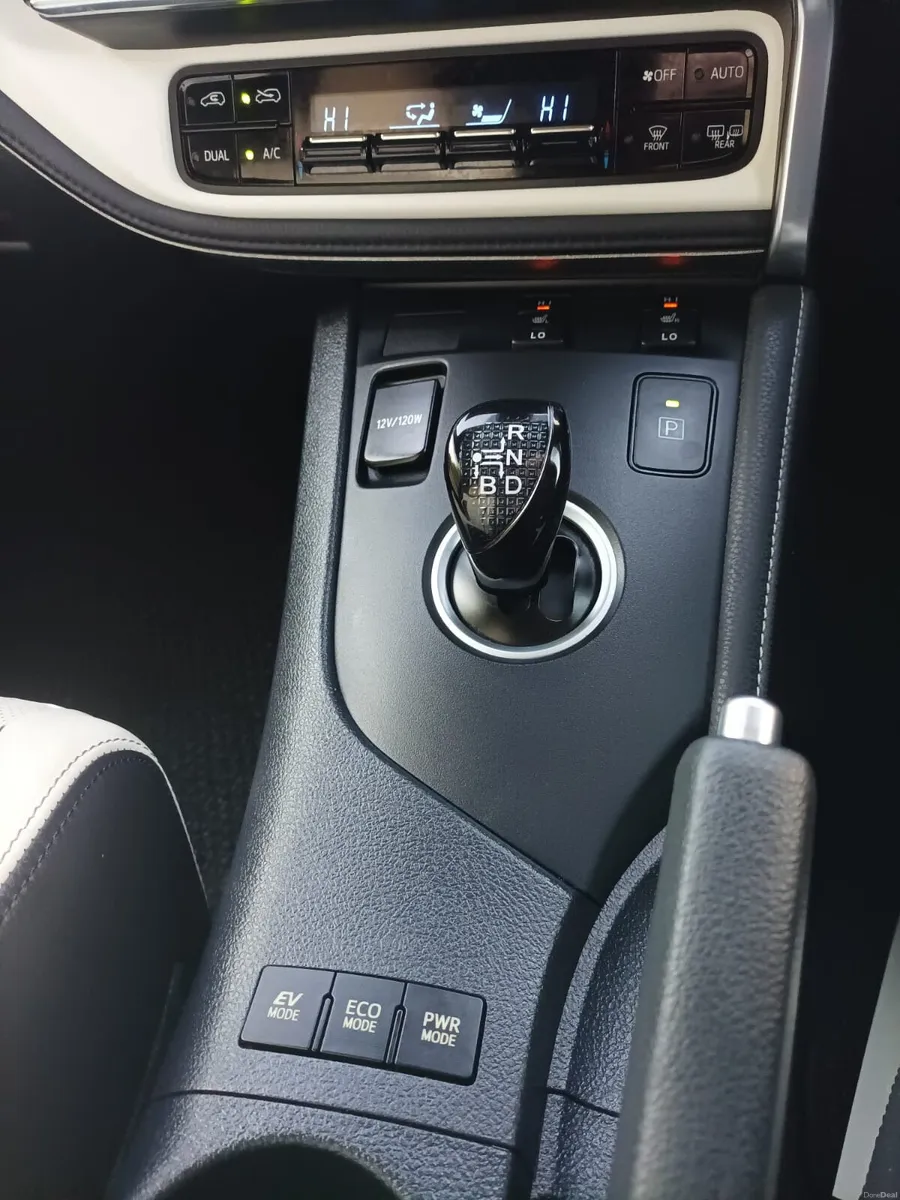 Toyota Auris 1.8 Petrol Hybrid, 2016 - Image 4