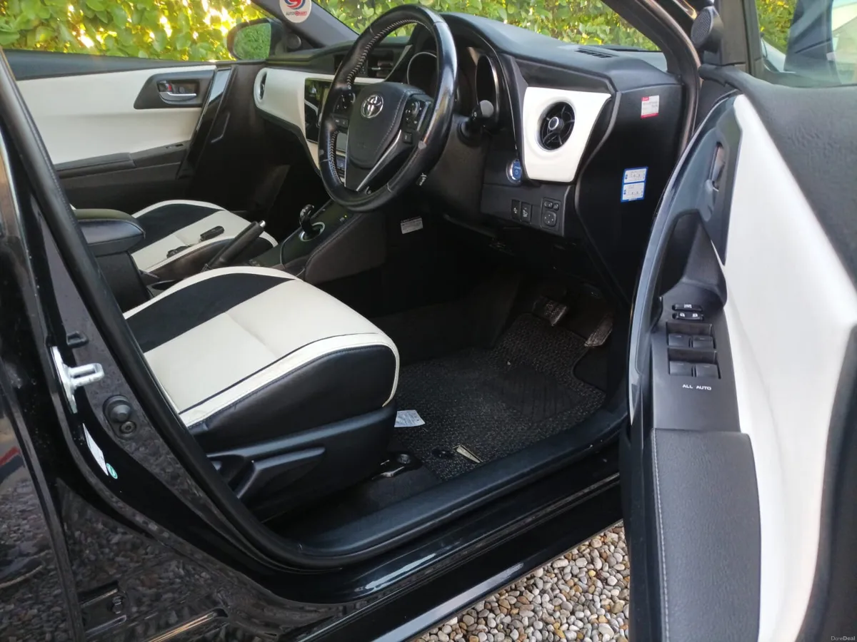 Toyota Auris 1.8 Petrol Hybrid, 2016 - Image 3
