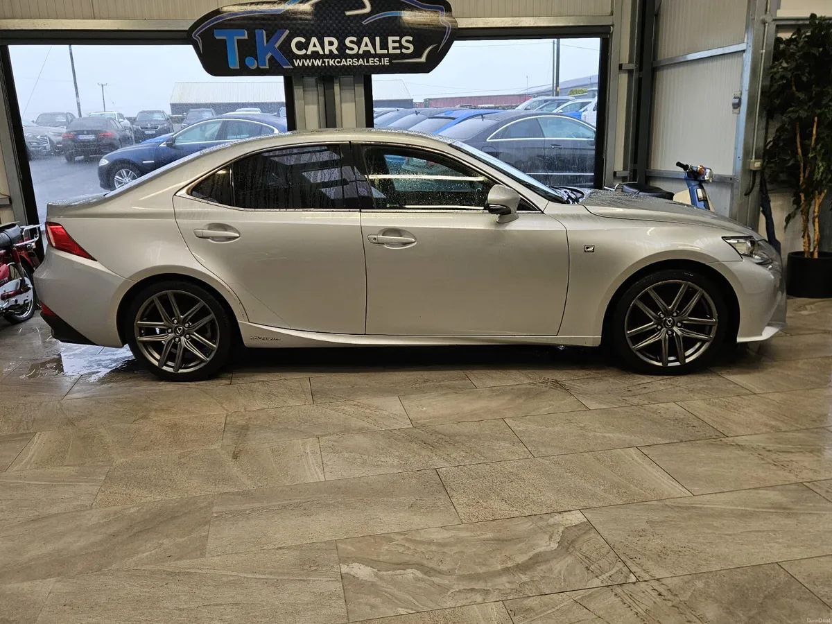 17 LEXUS IS-300 F-SPORT HYBRID - Image 3