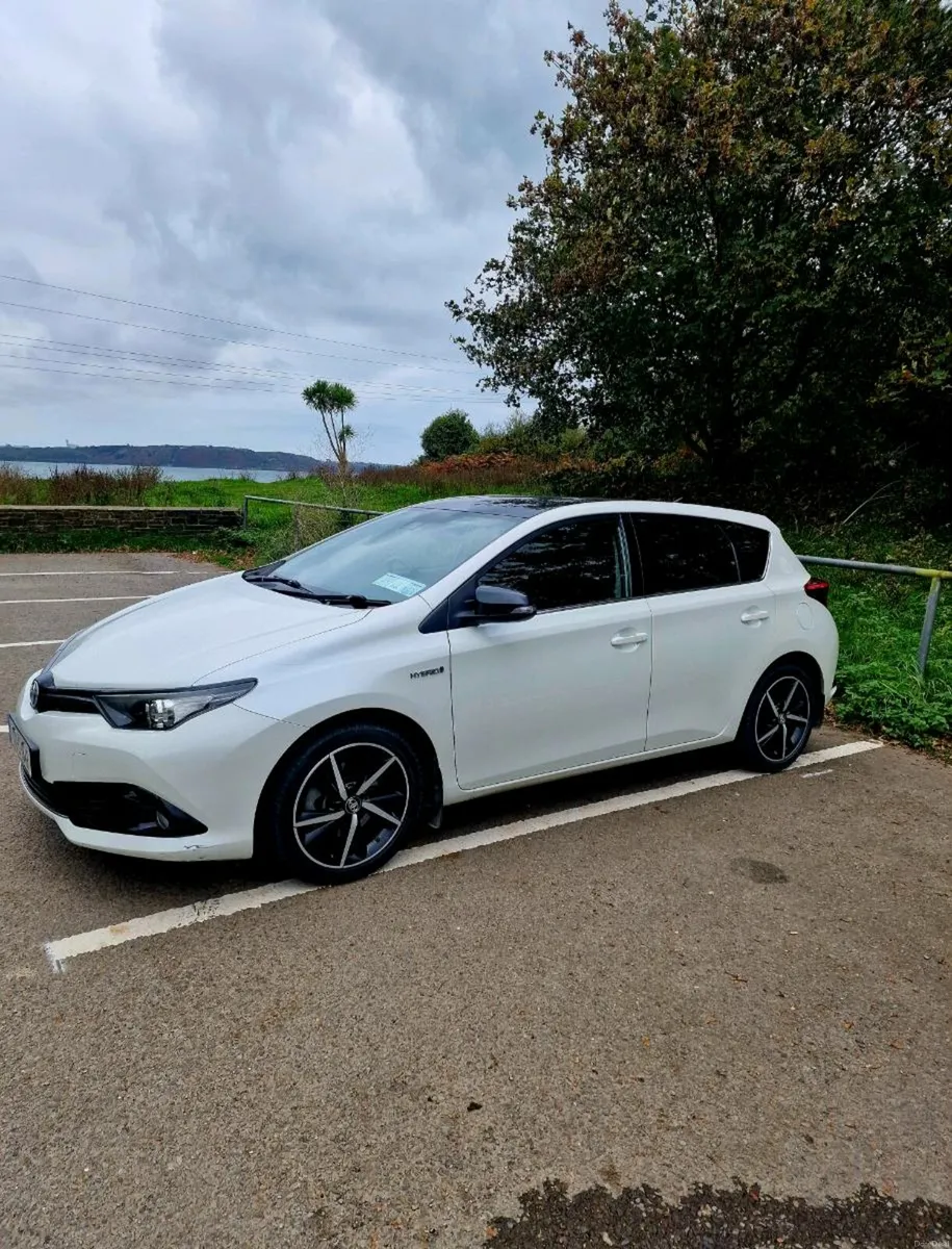 Toyota Auris Hybrid - Image 1
