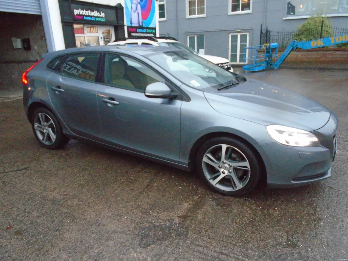 Volvo V40 2017 - Image 1