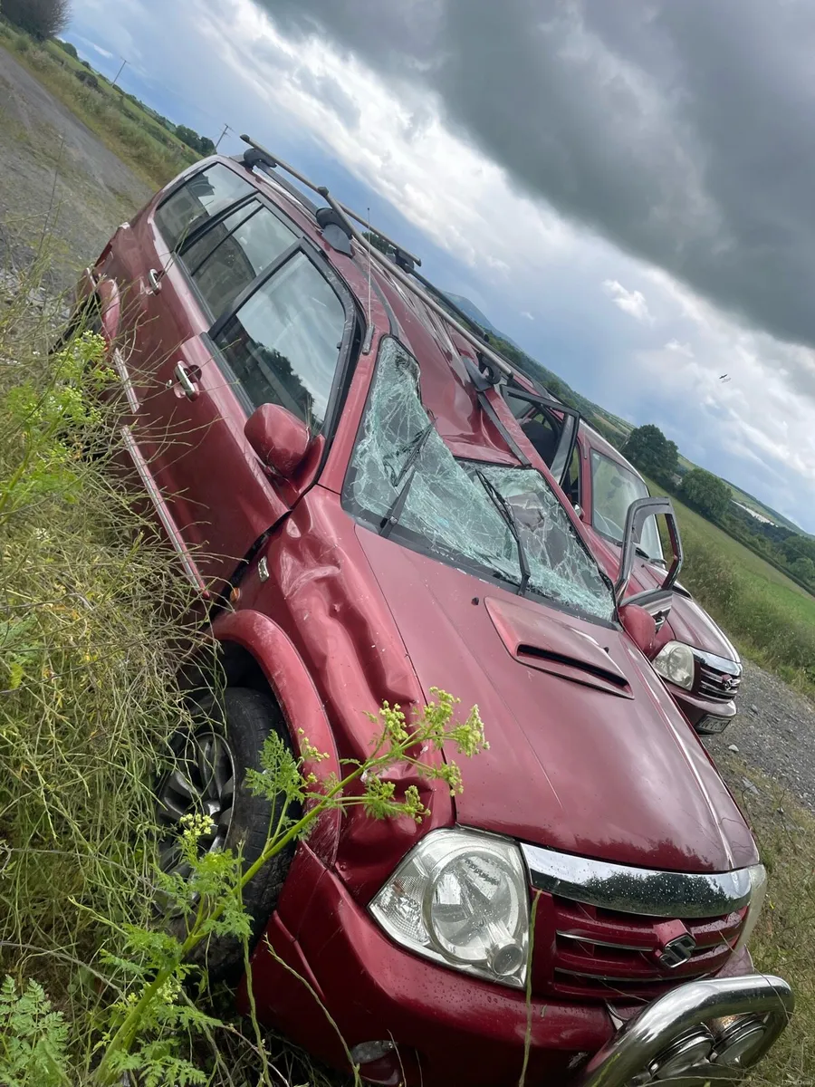 Low km Suzuki grand Vitara xl7 roof crushed - Image 3