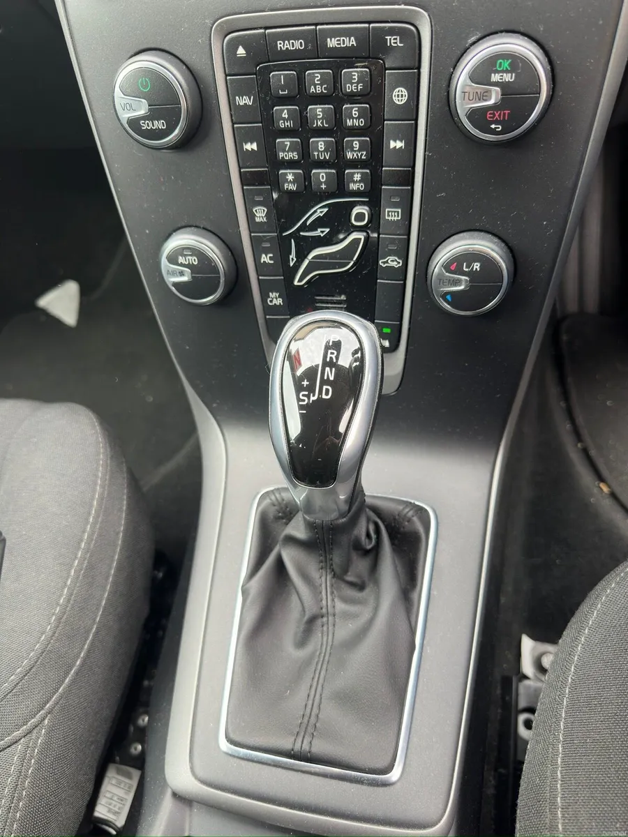 Volvo V40 T4 Automatic - Low Mileage - Image 3