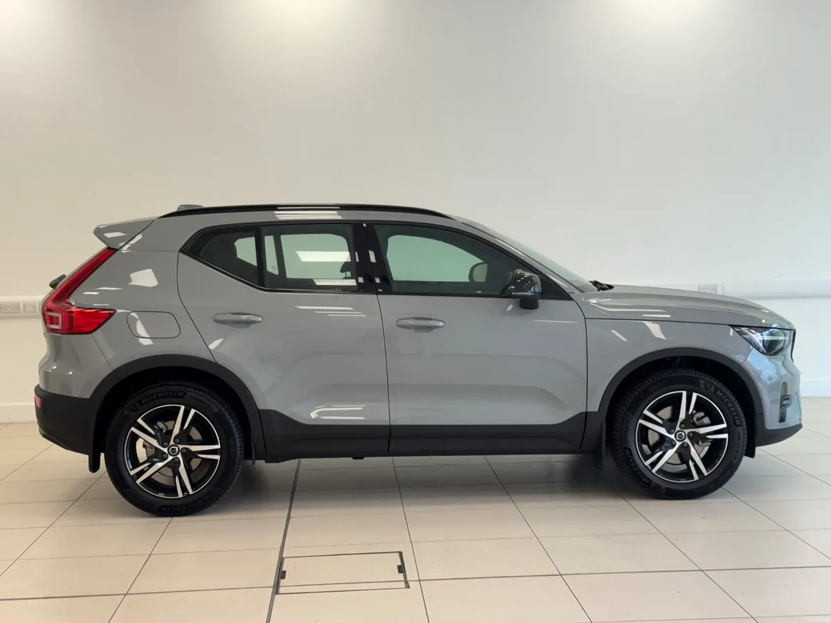 Volvo XC40 B3 Plus Dark Mild Hybrid Auto - Image 2