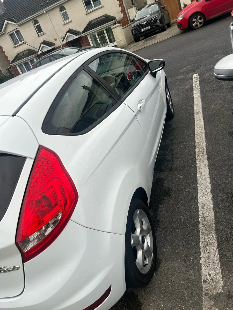 Ford fiesta car - Image 2
