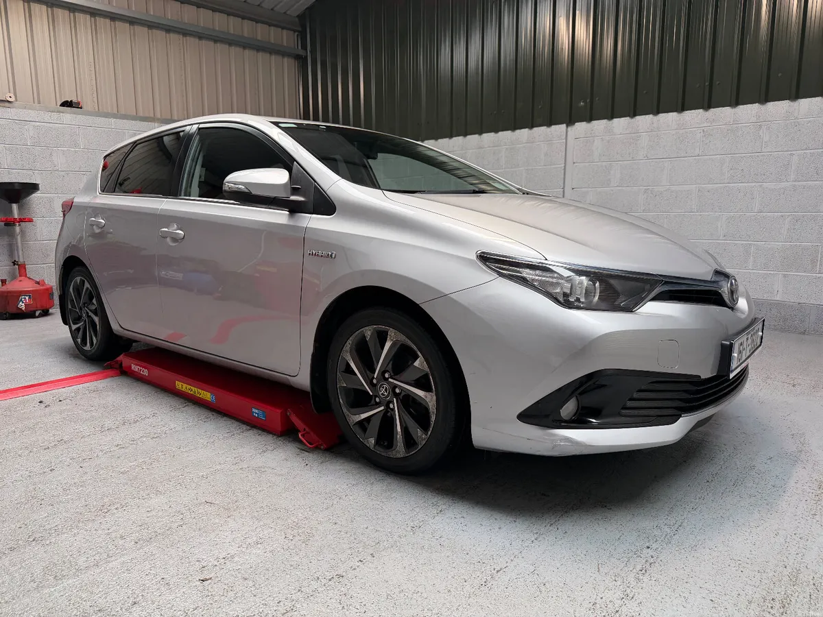 Toyota Auris 2016   Hybrid ! - Image 1