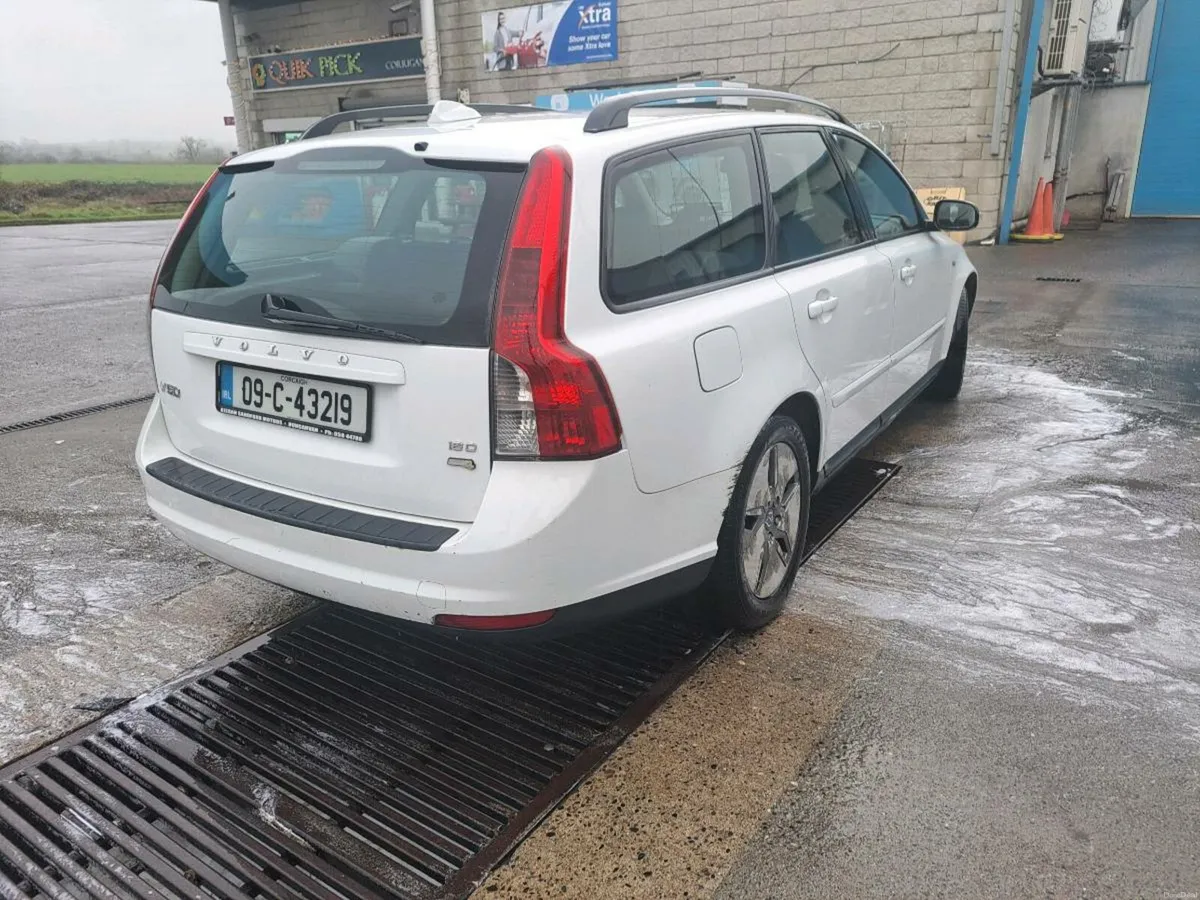 2009 volvo v50 taxed and tested - Image 3