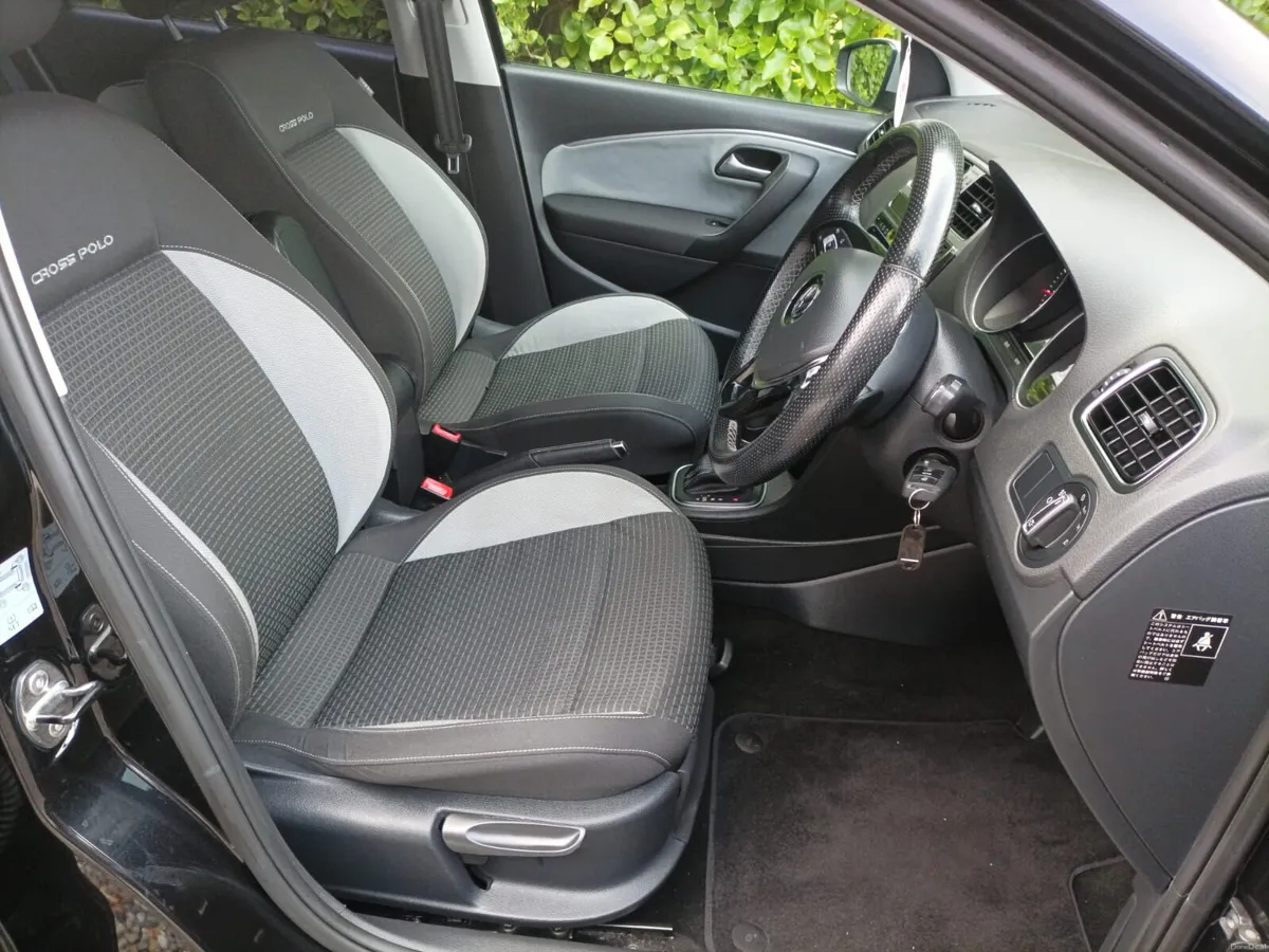 Volkswagen Polo Cross 1.2 TSI Automatic, 2016 - Image 2