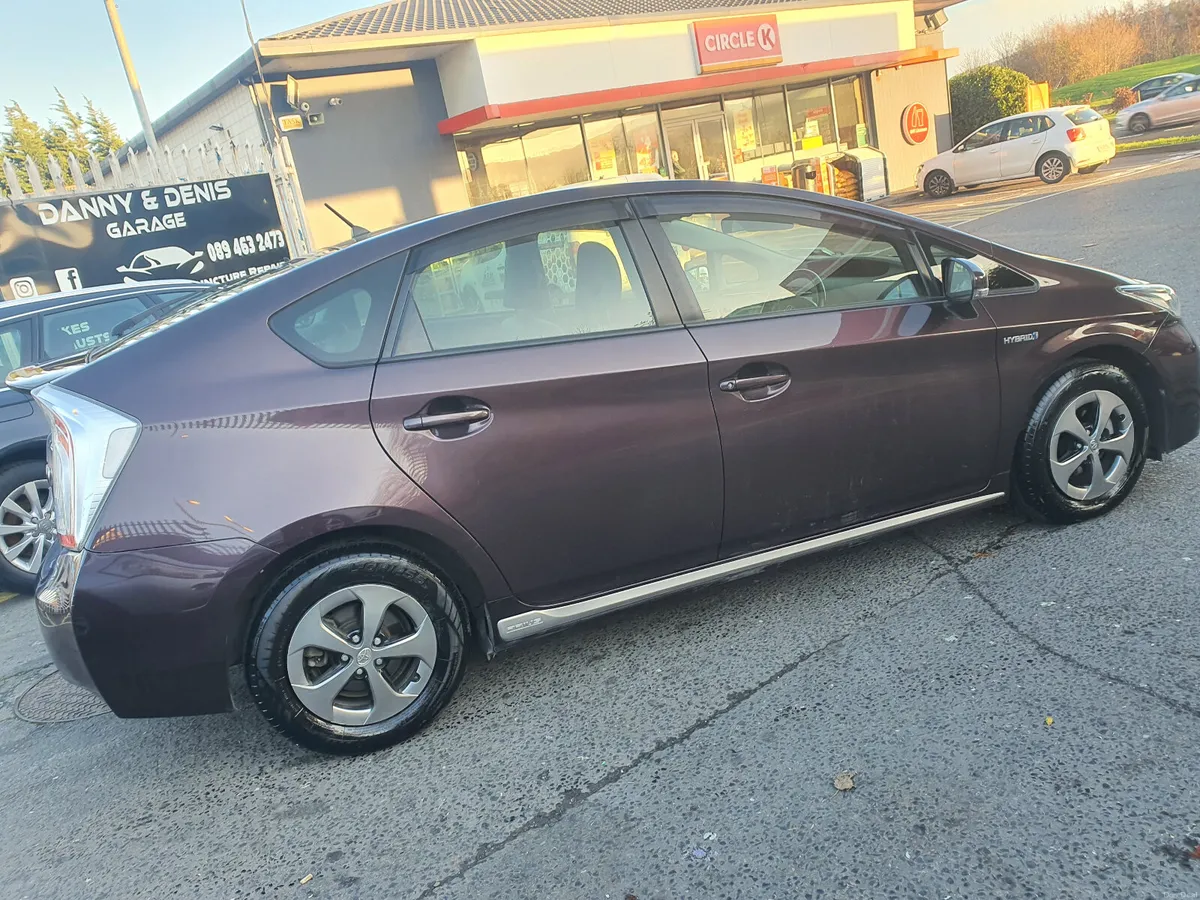 Toyota Prius 2014 luxury Factory leather nct /tax - Image 3
