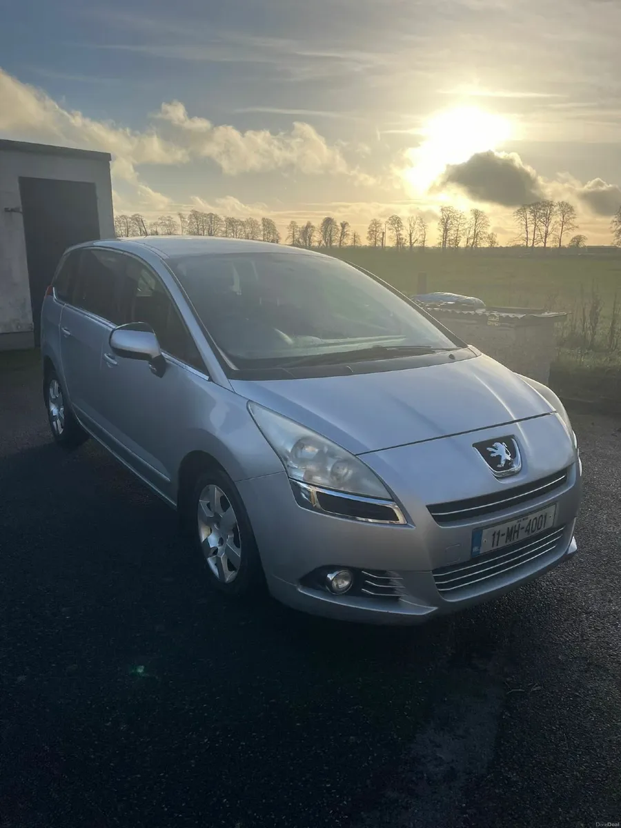 Peugeot 5008 2011 - Image 1