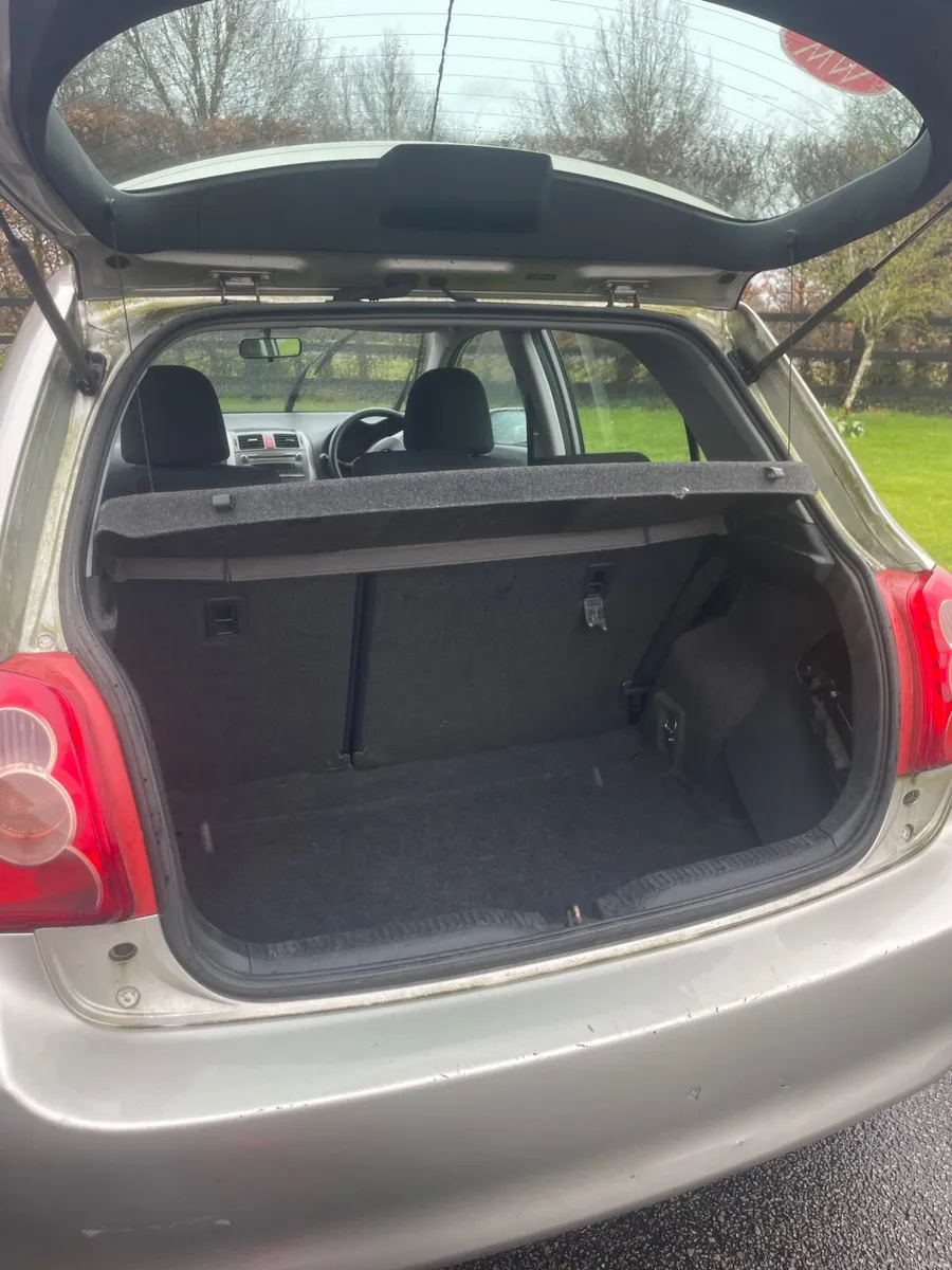 Toyota Auris 2009 - Image 2