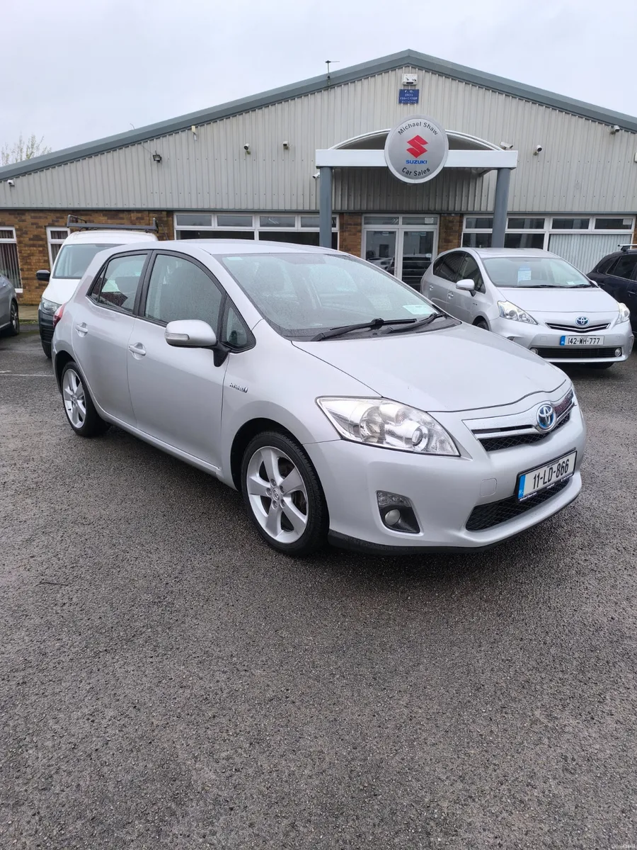 11 Toyota Auris 1.8 Hybrid Automatic - Image 3