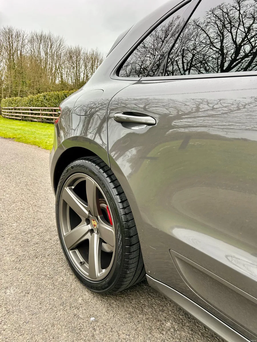 Stunning Porsche Macan Turbo - Image 4