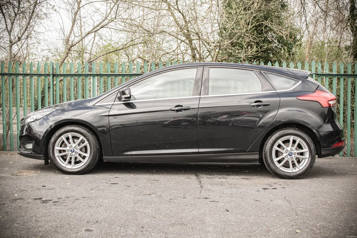 2015 BLACK FORD FOCUS 1.6 TDCI ZETEC *Low KM* - Image 4