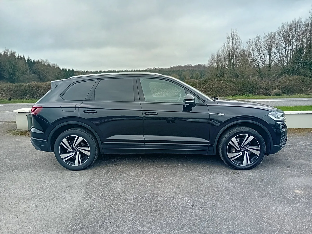 Volkswagen Touareg 2021 - Image 2