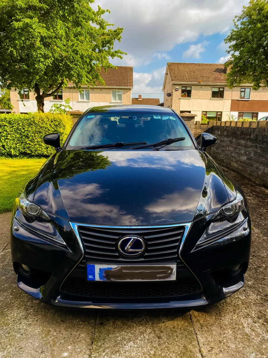 Lexus IS 300h - Image 2